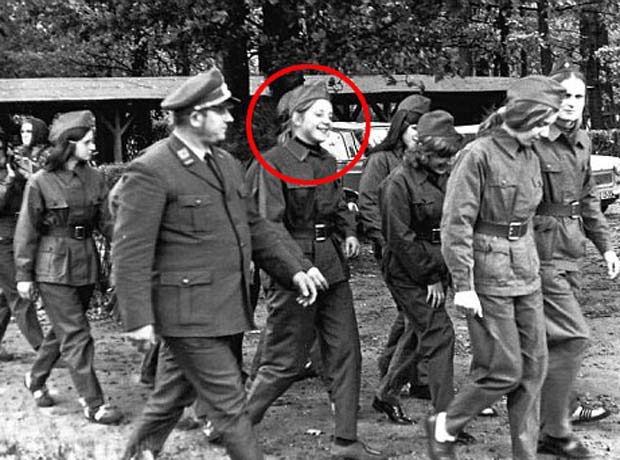 Angela Merkelová v uniformě FDJ DDR